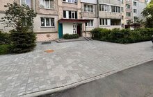 Фото 3: На вул. Тролейбусній облаштували доступність прибудинкової території біля будинку, де проживає дитина на кріслі колісному