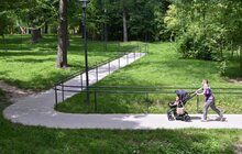 Фото 2: Спортивний та дитячий майданчики, інклюзивні доріжки та освітлення: як виглядає Замарстинівський парк після оновлення (відео)