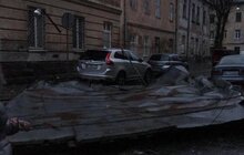 Фото 2: На вул. Рибній шквальним вітром пошкоджено дах будинку та припарковану машину, ніхто не постраждав