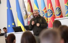 Фото 2: Сергій Жадан, Вахтанг Кіпіані, парамедикиня Тайра та їх робособака зустрілися з молоддю Львова