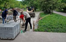 Фото 3: У сквері біля ліцею №46 облаштовують простір пам'ять полеглого захисника Івана Тимціва