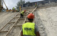 Фото 5: Будівництво шляхопроводу на Рясне: активні роботи тривають з обох сторін споруди