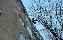 Фото 6: Комунальники у Львові очистили від буруль дахи понад 150 будинків: пішоходів закликають бути обережними