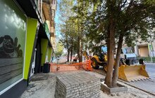 Фото 4: На вул. Генерала Чупринки облаштовують доступний тротуар і безбар’єрні входи до закладів