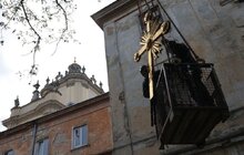 Фото 7: Історичний хрест із собору Святого Юра повернуть на купол до Покрови