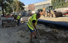 Фото 6: Другий етап реконструкції вул. Залізничної: підрядник замінює мережі та розпочав замощення хідників