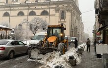 Фото 3: Комунальні служби Львова вивозять накопичений сніг із вулиць міста