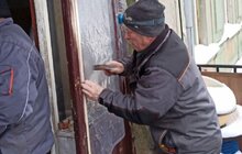 Фото 4: Через ворожий обстріл у Львові вибито понад 100 вікон: більшість з них вже закриті плівкою або фанерою