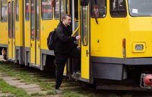 Фото 4: Перший в Україні водій трамвая з протезом ноги: ветеран Іван Лебідь долучився до команди Львівелектротрансу (відео)