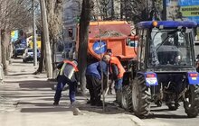 Фото 5: Вулиці Львова прибирають після зими: вже вивезли понад 110 машин бруду та піску