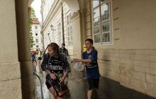 Фото 27: У Львові на пл Ринок триває «Поливаний понеділок»