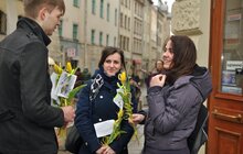 Фото 6: Сьогодні в центрі міста жінкам дарували квіти та вітальні листівки