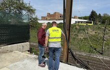 Фото 4: Будівництво шляхопроводу на Рясне: на об’єкті встановлюють 18-метрові палі для укріплення схилу