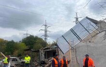 Фото 7: Пошкоджені вікна закрили плівкою, дахи — накрили: у Малехові ліквідовують наслідки вчорашнього обстрілу