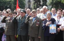 Фото 2: У День Героїв у Львові поклали квіти до пам’ятника Степану Бандері та інших захисників України