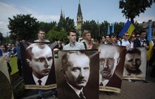 Фото 9: У День Героїв у Львові поклали квіти до пам’ятника Степану Бандері та інших захисників України
