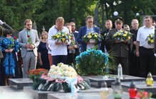 Фото 2: День Незалежності розпочався з молитви на Личаківському кладовищі