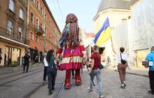 Фото 12: Андрій Садовий подарував ляльці-символу дітей-біженців прапор України