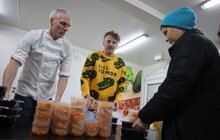 Фото 12: Відомий шеф-кухар Євген Клопотенко вже два місяці привозить їжу для переселенців у модульні містечка Львова (відео)
