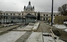 Фото 4: Реконструкція пл. Двірцевої: розпочато монтаж трамвайної контактної мережі
