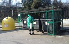 Фото 2: Сміттєві контейнерні майданчики дезінфікують