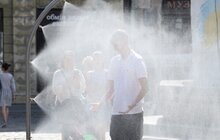 Фото 4: На площі Ринок у Львові встановили розпилювачі води