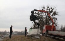 Фото 11: Скульптуру «Русалка Дністрова» демонтували і везуть до Львова