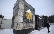 Фото 6: Аварійну стелу Монументу Слави демонтують: підрядник розпочав демонтажні роботи