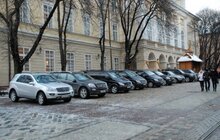 Фото 2: На пл Ринок без жодного погодження припаркували 10 машин 