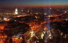 Фото 4: У Львові в пам’ять про Небесну Сотню у небо запустили світлові промені