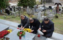Фото 18: Урочисте покладання квітів та запалювання лампадок на Полі почесних поховань №76 Личаківського кладовища