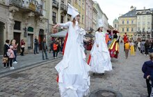 Фото 18: У Львові відбулося карнавальне відкриття театрального фестивалю «Золотий Лев на вулиці - 2020»