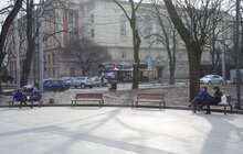 Фото 13: На пр Свободи облаштували 30 нових лавок та 15 урн