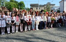Фото 2: У школах міста урочисто святкують закінчення навчального року