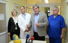Фото 1: Відомий пластичний хірург із Німеччини Клаус Екснер знову консультує та оперує дітей зі всієї України у Львові