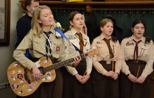 Фото 7: Пластуни передали міському голові Львова Вифлеємський вогонь миру