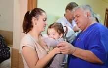 Фото 11: Відомий пластичний хірург із Німеччини Клаус Екснер знову консультує та оперує дітей зі всієї України у Львові