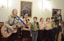 Фото 18: Пластуни передали міському голові Львова Вифлеємський вогонь миру