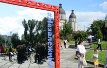 Фото 22: На площі перед ліцеєм ім. В. Симоненка сьогодні відбуваються святкові заходи