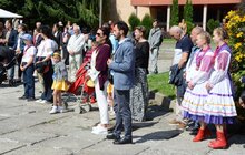 Фото 25: На площі перед ліцеєм ім. В. Симоненка сьогодні відбуваються святкові заходи