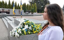 Фото 7: На Личаківському кладовищі замайорів синьо-жовтий прапор 