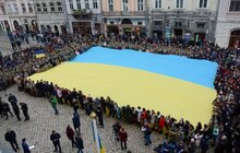 Фото 1: Сьогодні на площі Ринок у Львові спільно заспівали Гімн України