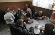 Фото 1: «Людина, яка живе у Львові, і потрапила у складну ситуацію, завжди буде мати безоплатний обід», - А. Садовий під час відвідування «Їдальні для бідних Святого Йосифа»