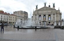 Фото 1: На площі перед Оперою облаштують «сухий» світломузичний фонтан