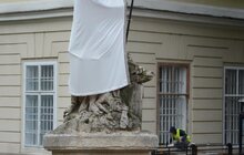 Фото 8: Скульптури в центрі Львова одягнули у вишиванки
