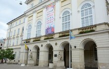 Фото 10: У Львові скульптури левів та античні статуї одягнули у вишиванки