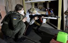 Фото 8: Учні 9-11 класів навчаються стрільбі та домедичної допомоги в інструкторів Нацгвардії