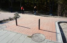 Фото 1: У Личаківському парку тривають ремонтні роботи: облаштовують центральну алею та велодоріжку