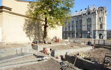 Фото 2: У Львові тривають роботи з облаштування простору і встановлення скульптурної композиції до 100-річчя ЗУНР