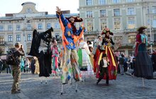 Фото 34: Карнавальною ходою у Львові розпочався «Золотий Лев на вулиці – 2017»